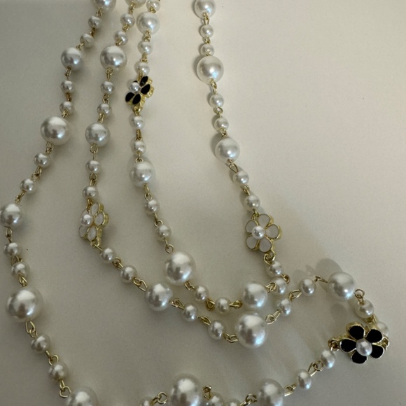 Layered Pearl Chanel-style necklace with Camellia flower embellishments - Picture 4 of 6